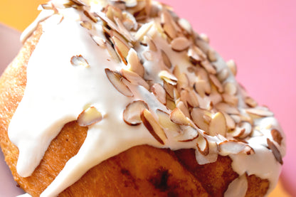 Megarrollo de canela: Tradicional con almendras