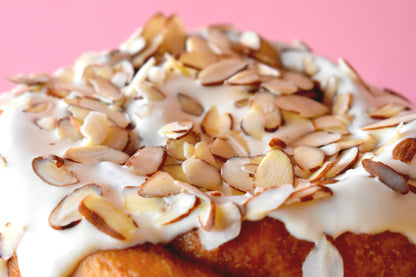 Megarrollo de canela: Tradicional con almendras