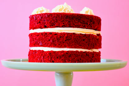 Torta Red Velvet con Frosting de Queso Crema y Chocolate Blanco