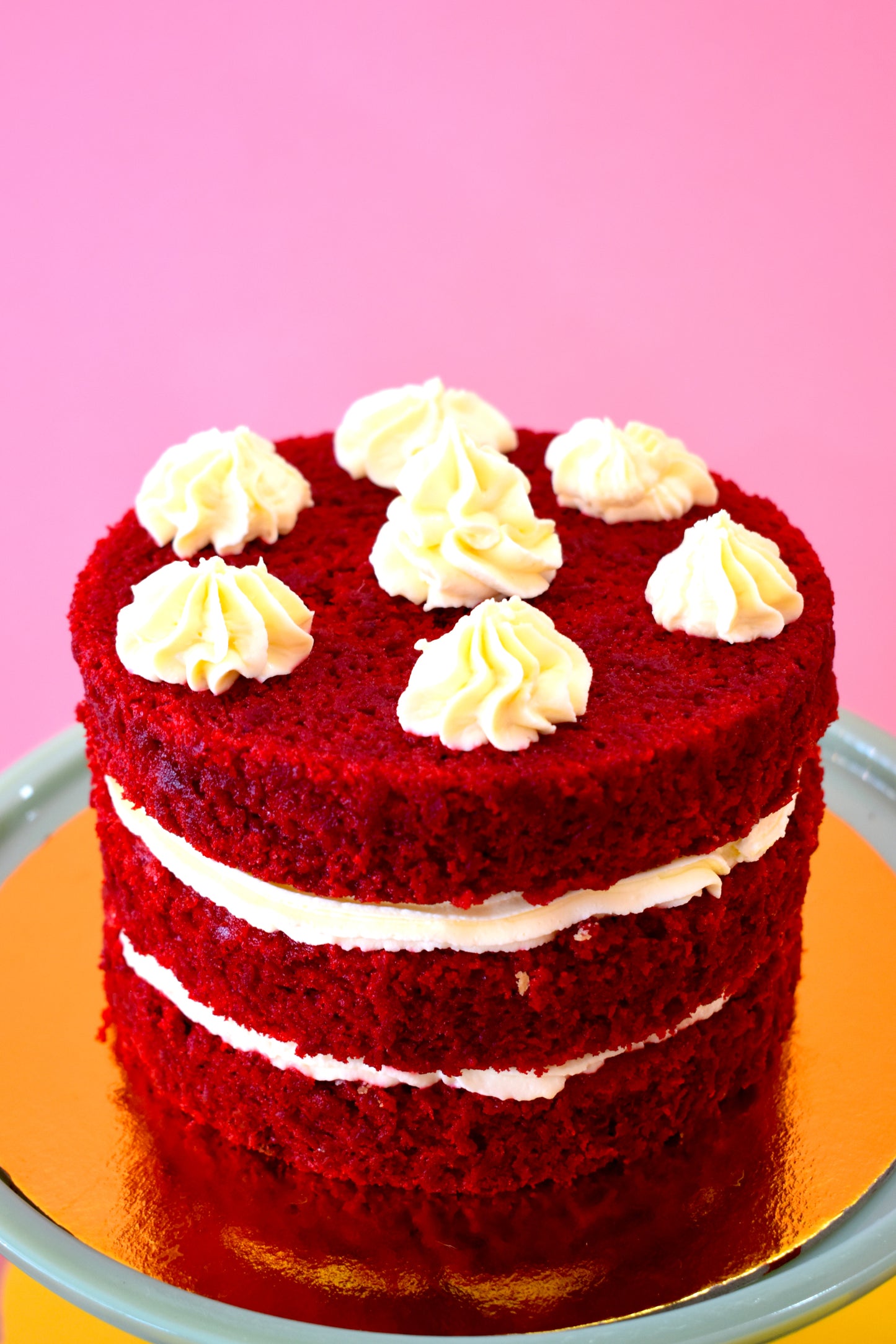 Torta Red Velvet con Frosting de Queso Crema y Chocolate Blanco