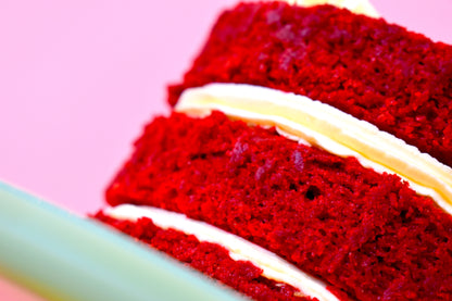 Torta Red Velvet con Frosting de Queso Crema y Chocolate Blanco